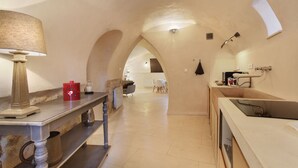 Una cocina con diseño moderno, que incluye una encimera, un fregadero y una lámpara.