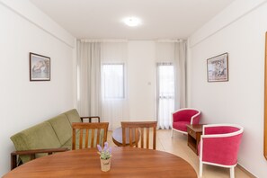 تناول الطعام داخل الغرفة