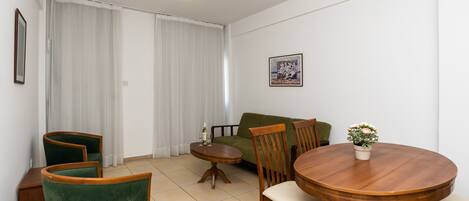 32-inch LCD TV with satellite channels, TV