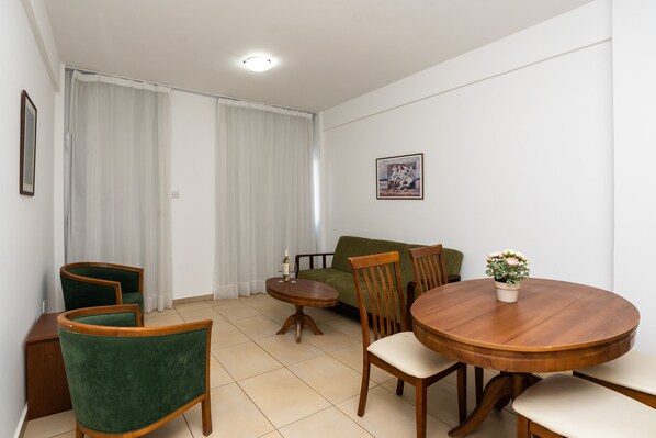 32-inch LCD TV with satellite channels, TV - Flora Hotel Apartments (Paralimni)