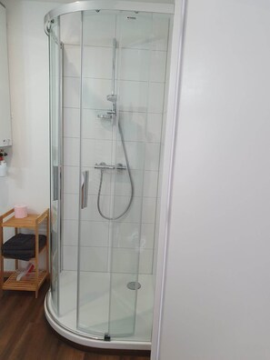 Shower, towels, toilet paper - Seasonal rental: Studio N°1 in downtown Lannion (Lannion)