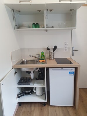 Réfrigérateur, micro-ondes, plaque de cuisson, cafetière/bouilloire