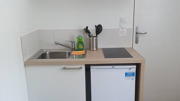 Réfrigérateur, micro-ondes, plaque de cuisson, cafetiÚre/bouilloire