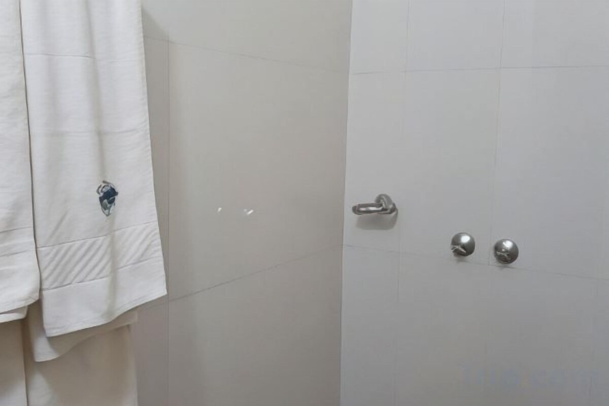ห้องน้ำ | ของใช้ในห้องน้ำฟรี, รองเท้าสวมภายในห้อง, ผ้าเช็ดตัว, สบู่