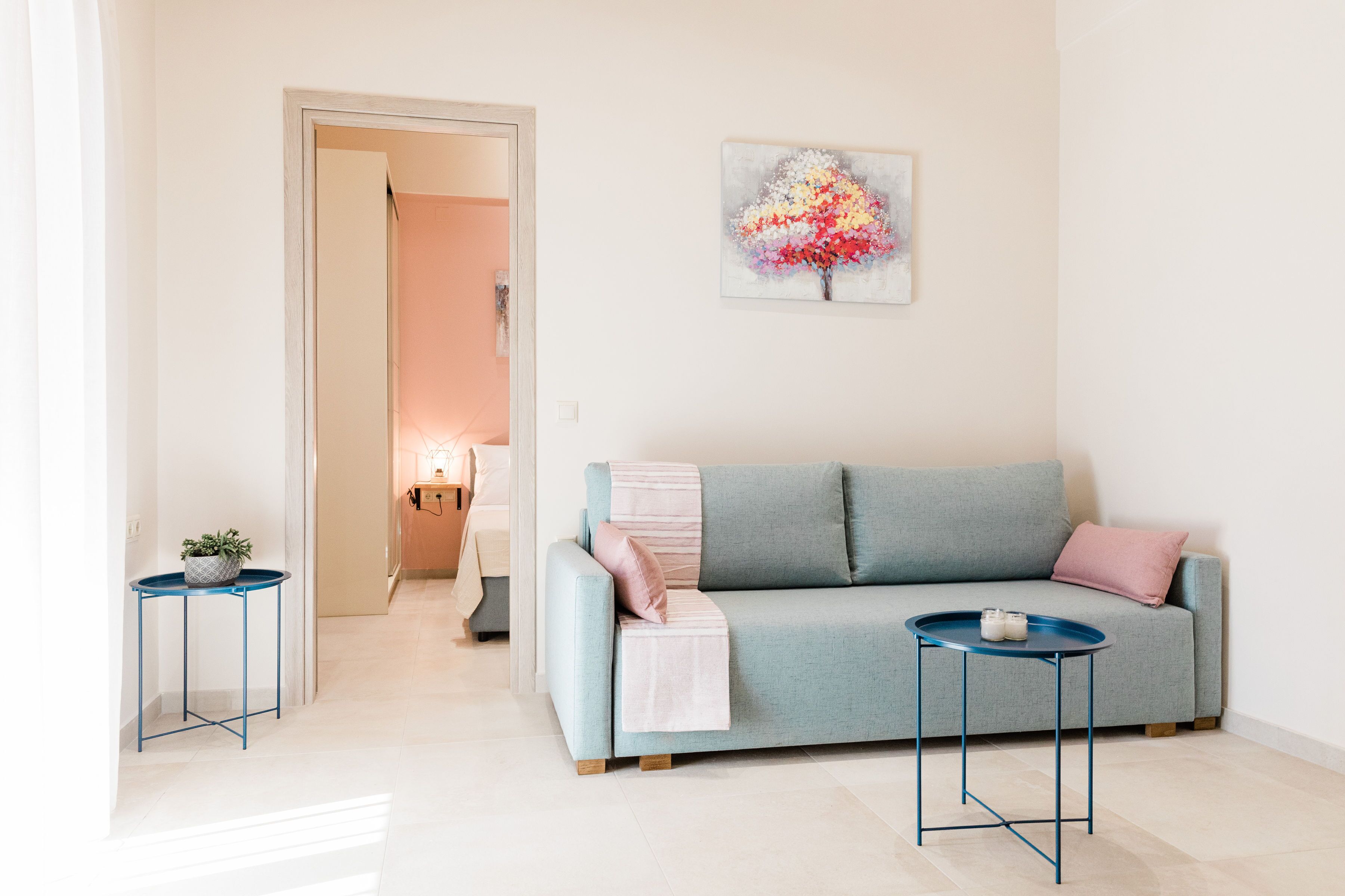 小型套房 | 起居区 | 32-英寸LED 电视 （配备数码频道）、电视