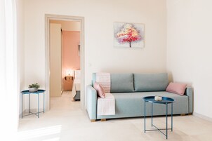 Suite junior | Zona de estar | Televisión LED de 32 pulgadas con canales digitales, una televisión