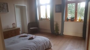 2 habitaciones, cuna de viaje y ropa de cama