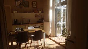 ثلاجة، فرن، موقد طهي مسطح، غسالة أطباق