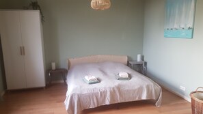 2 quartos, berço de viagem, roupa de cama