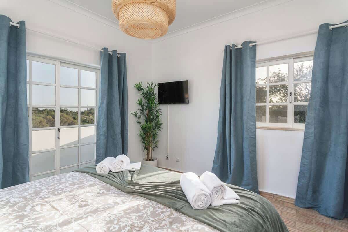 4 quartos, ferros/tábuas de passar roupa, berço de viagem, Wi-Fi