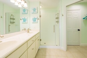 Combined shower/tub, hair dryer, towels