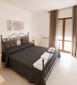 1 bedroom, desk, free WiFi, bed sheets
