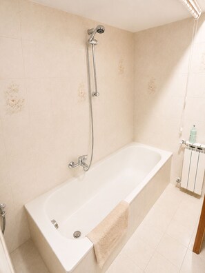 Hair dryer, bidet, towels, soap - MARINE KISS - APARTMENT WITH PRIVATE PARKING NEAR STATION AND PORT (Civitavecchia)