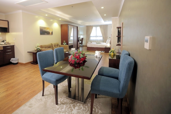 Junior Suite | In-room dining