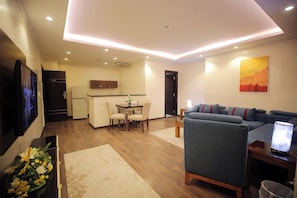 Suite familiar, 2 dormitoris | Sala d'estar | Televisor LED de 45 polzades amb canals per satèl·lit i televisor