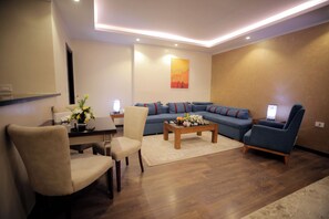 Familjesvit - 2 sovrum | Vardagsrum | 45-tums LED-tv med satellitkanaler och tv