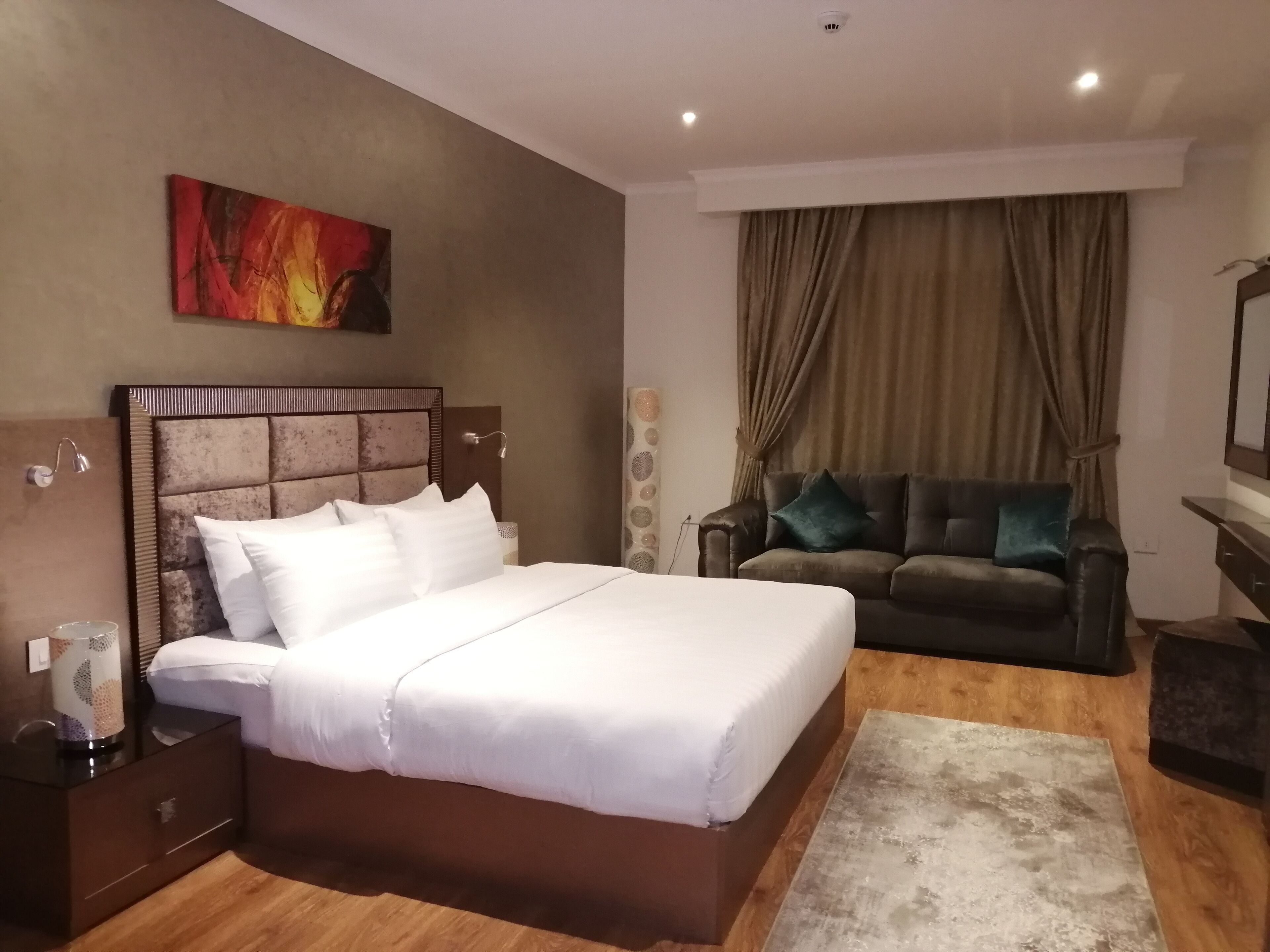 Minibar, in-room safe, iron/ironing board, free WiFi