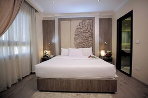 Chambre supérieure | Minibar, coffre-fort, fer et planche à repasser, accès au Wi-Fi (inclus)