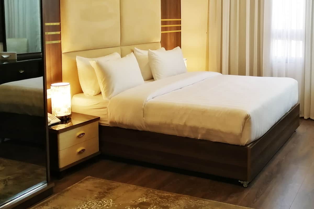 Minibar y caja de seguridad en la habitación