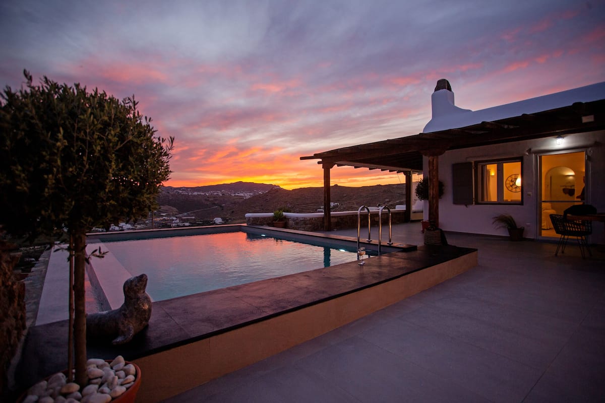 Grand Villa | 2 bedrooms, in-room safe, soundproofing, iron/ironing board