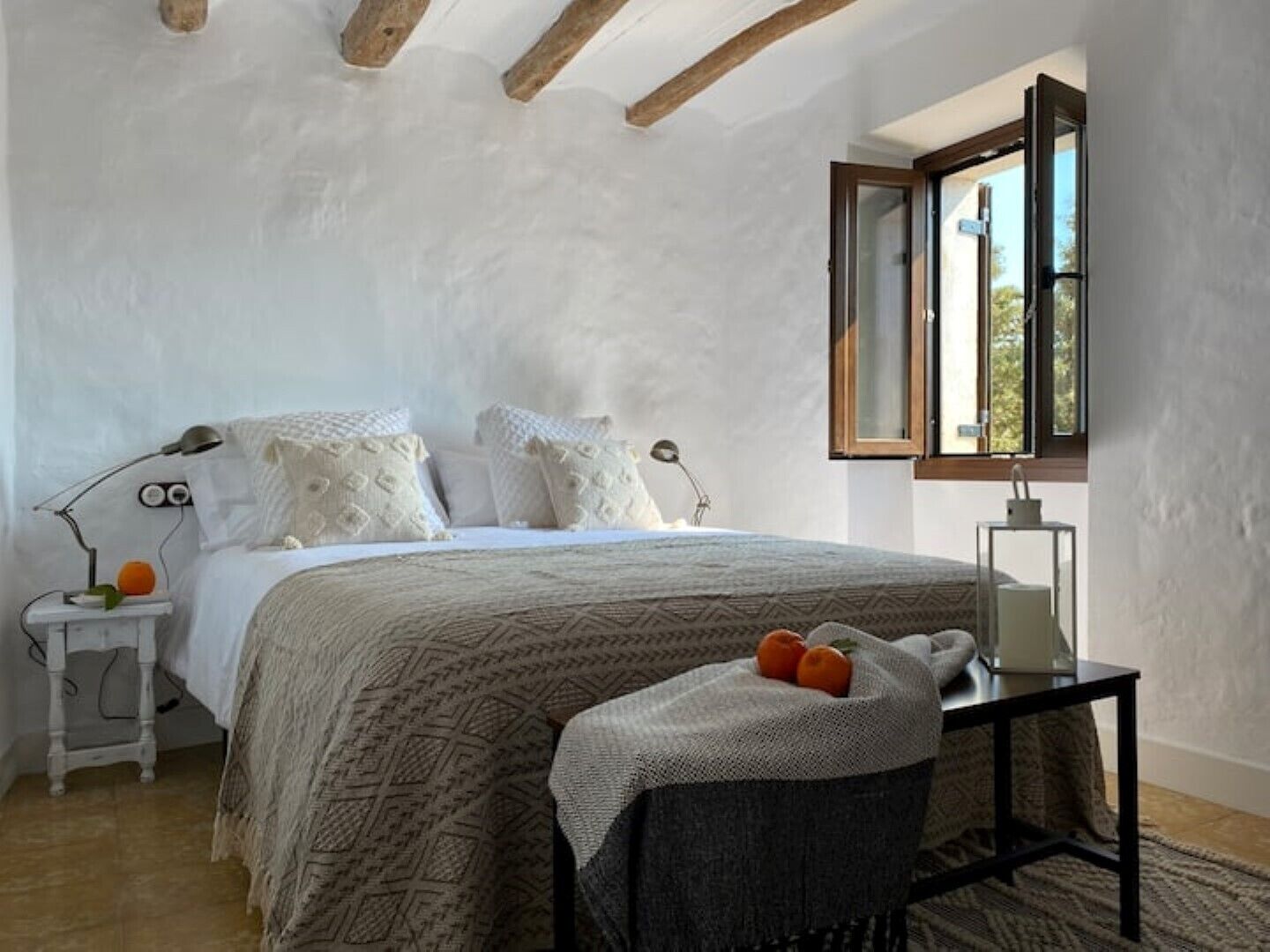 4 chambres, bureau, chambres insonorisées, fer et planche à repasser