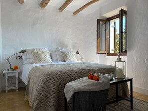 4 chambres, bureau, chambres insonorisées, fer et planche à repasser