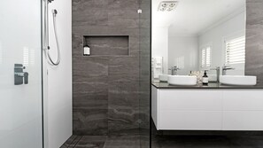 Bathtub, hair dryer, towels - Sapphire on Wilson, Gerringong (Gerringong)