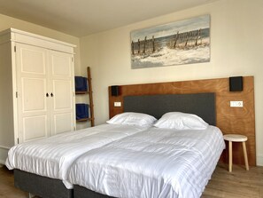 Standaard Twin kamer, uitzicht op het water | Gratis wifi, beddengoed