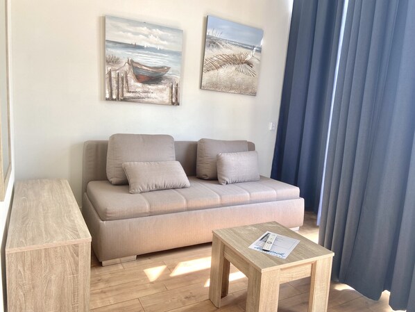 Neljän hengen comfort-huone, parveke, näköala puutarhaan | Ilmainen Wi-Fi, vuodevaatteet