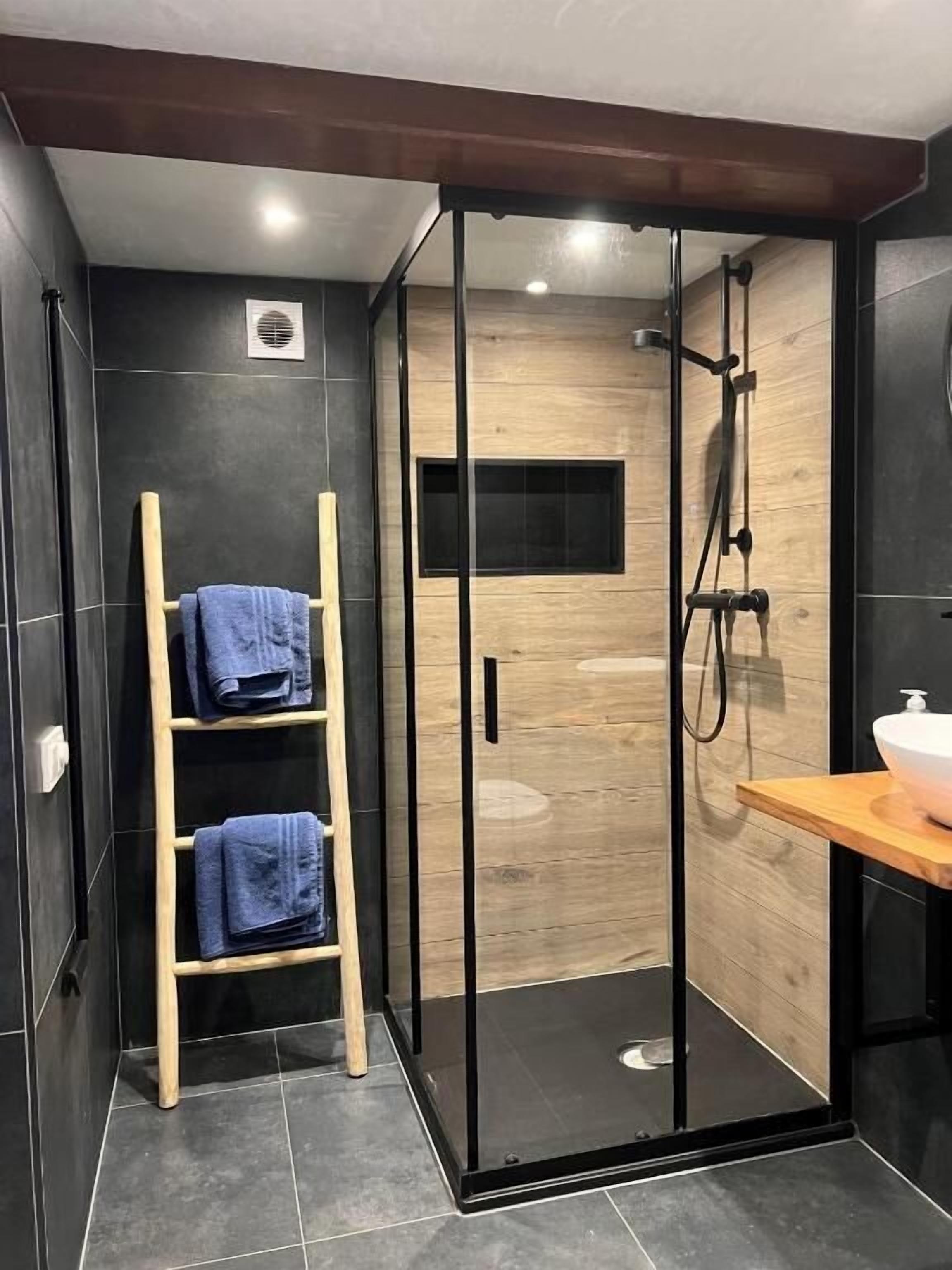 Douche, douche à « effet pluie », serviettes fournies
