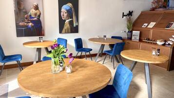 Ilmainen päivittäinen mannermainen aamiainen