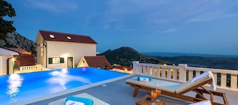 LAST MINUTE!  Villa Velon with private heated pool, near Split , pax 8
