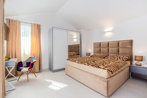 3 bedrooms, free WiFi, bed sheets - LAST MINUTE!  Villa Velon with private heated pool, near Split , pax 8 (Gornje Sitno)