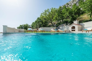 Piscina all'aperto, una piscina riscaldata