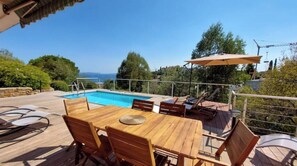 Outdoor dining - Villa with superb sea view, swimming pool, 350 metres from the beach, air conditioning, garden (LE LAVANDOU)