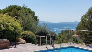 A swimming pool with a view of the ocean and hills. - Villa with superb sea view, swimming pool, 350 metres from the beach, air conditioning, garden (LE LAVANDOU)