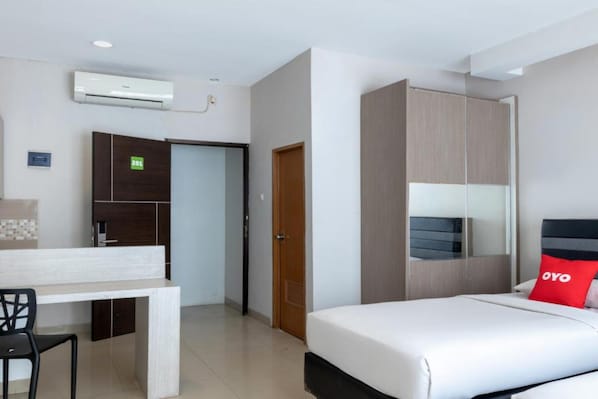 Desk, laptop workspace, free WiFi, bed sheets