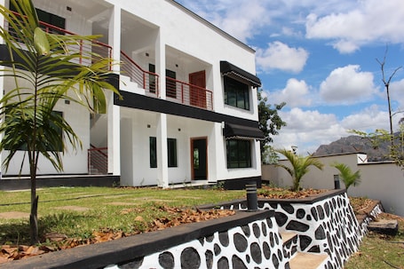 Außenbereich. Spacious and beautiful apartments, a gateway to Mulanje Mountain