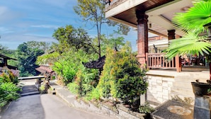 Un bâtiment traditionnel doté d’un toit en tuiles, d’un balcon et d’un escalier menant à un étage supérieur.