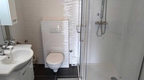 Dusche, Handtücher, Toilettenpapier