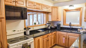 Plaque de cuisson, lave-vaisselle, cafetière/bouilloire, grille-pain