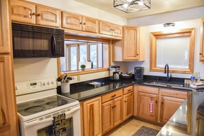 Stovetop, dishwasher, coffee/tea maker, toaster - 5 bedroom accommodation in Red River (Red River)