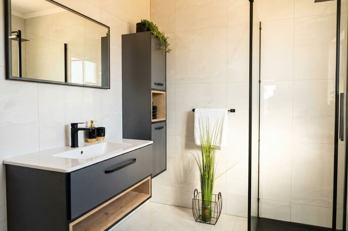 Douche, serviettes fournies, papier de toilette
