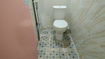 Single Room | Bathroom | Shower, towels, toilet paper