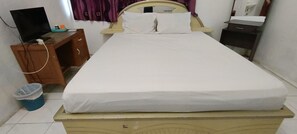 Double Room | Desk, bed sheets - SPOT ON 92338 Karin Kost (Banjarbaru)
