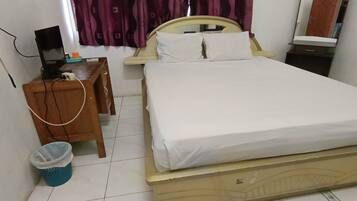 Double Room | Desk, bed sheets