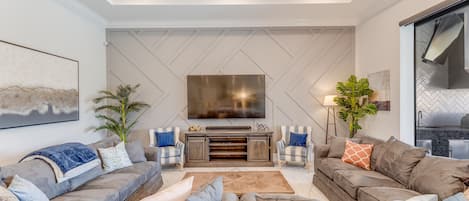 Téléviseur, foyer, table de baby-foot