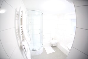 Basic Single Room | Bathroom | Free toiletries, hair dryer, slippers, towels - Hotel Münden (Hann. Muenden)