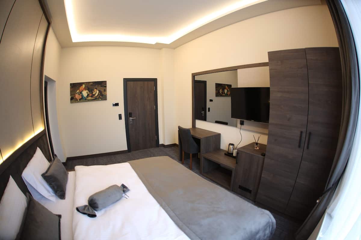 Ropa de cama hipoalergénica, muebles diferentes y escritorio