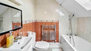 A bathroom with a sink, toilet, and bathtub. - 4 bed Townhouse- Free Parking (London)